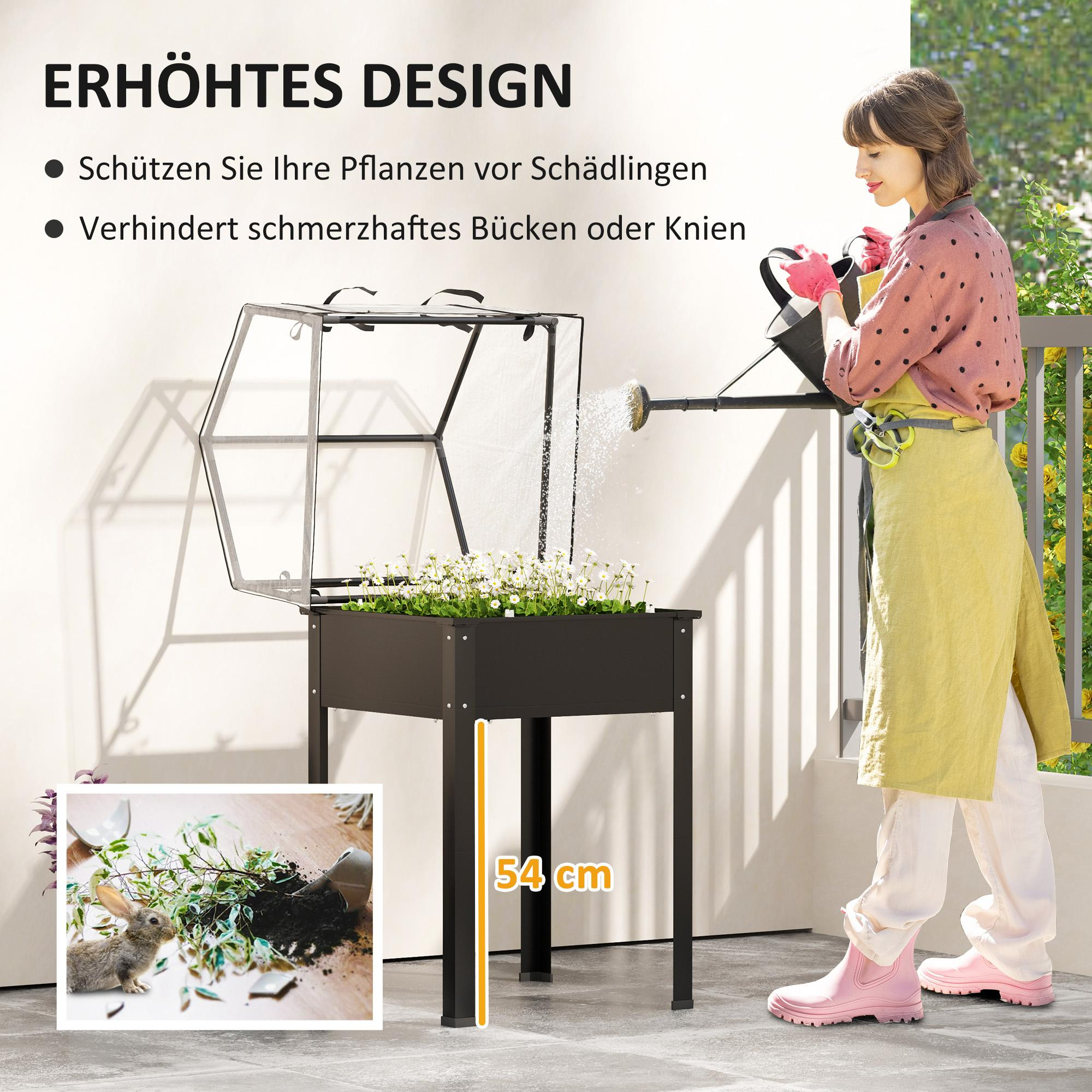 Frau gießt Pflanzen in einem Hochbeet mit Schutzabdeckung. Ein Kaninchen sitzt neben einem zerbrochenen Topf.