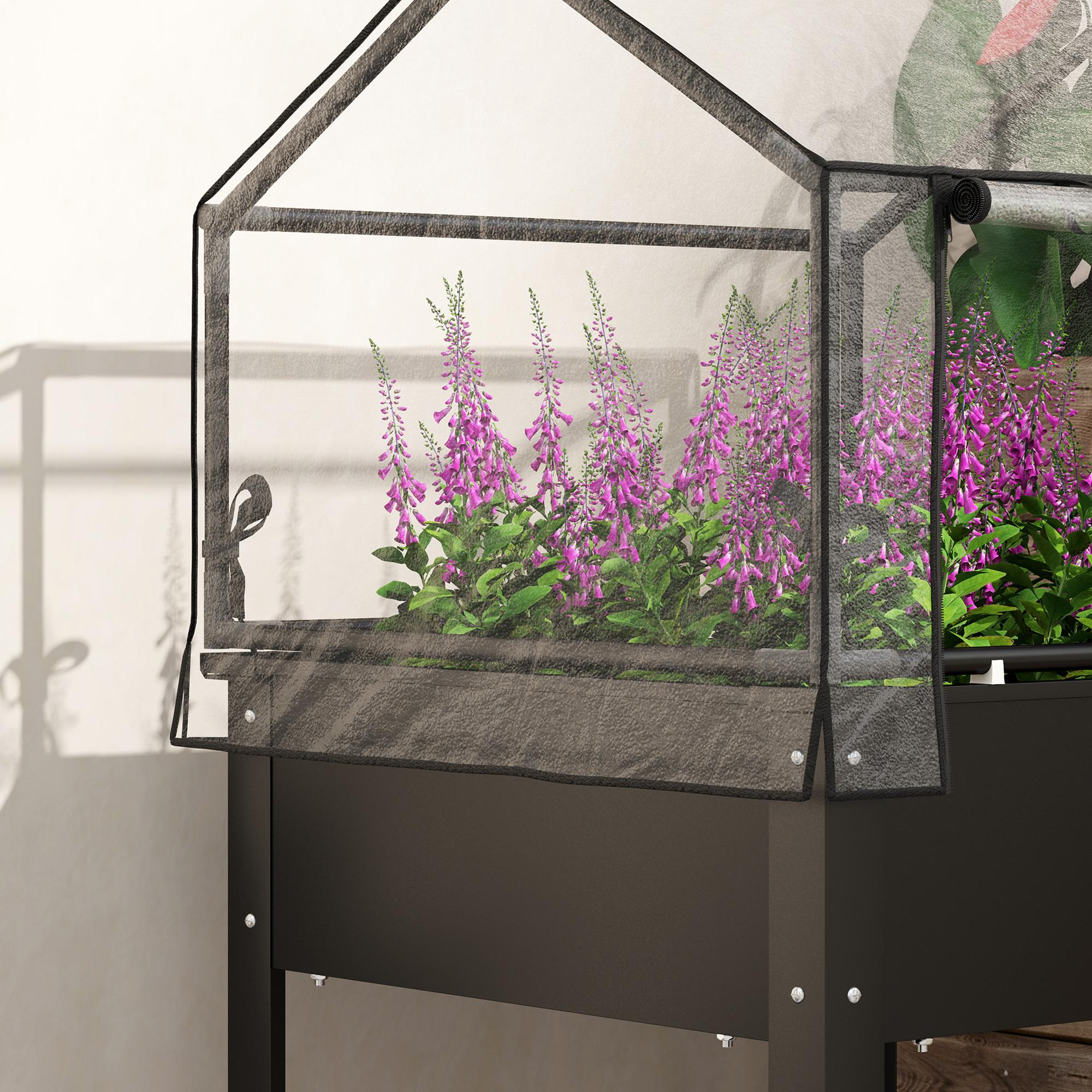 Ein Pflanzkasten mit lila Blumen in einer gewächshausartigen Struktur. Die Struktur ist schwarz und hat klare Paneele.