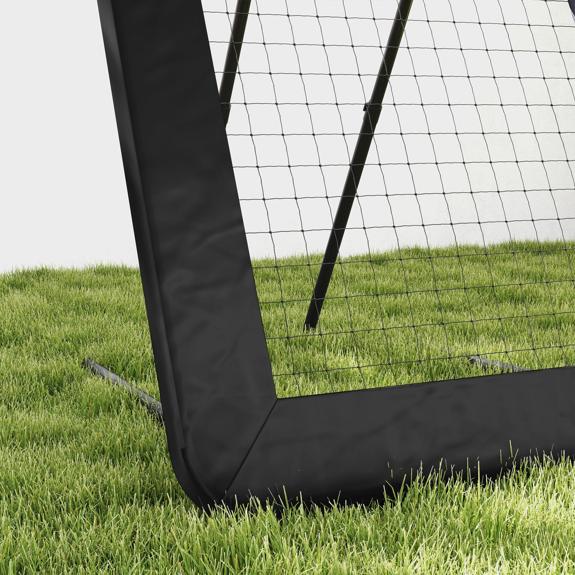 Ein Fußballnetz auf grünem Gras. Das Netz ist schwarz, wird von schwarzen Stangen getragen und hat einen schwarzen Rand. Der Hintergrund ist weiß.