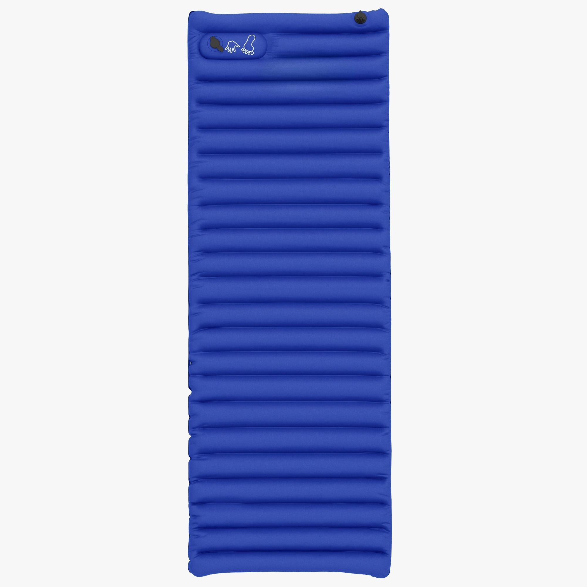 Eine blaue, rechteckige, aufgeblasene Isomatte liegt flach auf einer weißen Oberfläche. Sie hat horizontale Rippen.