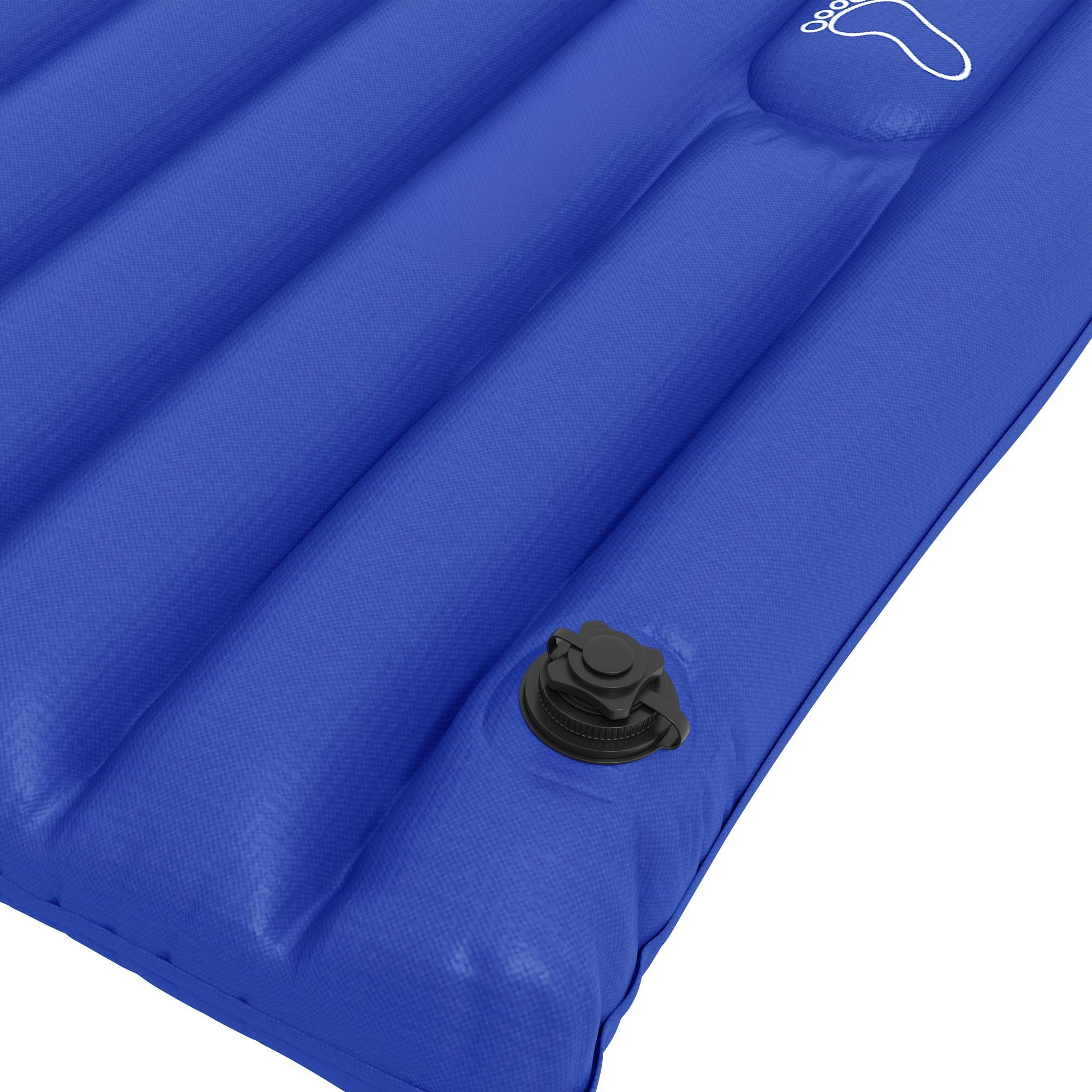 Blaue aufblasbare Campingmatte. Ein schwarzes Ventil ist sichtbar. Ein Fußabdruck-Symbol befindet sich auf der Matte.