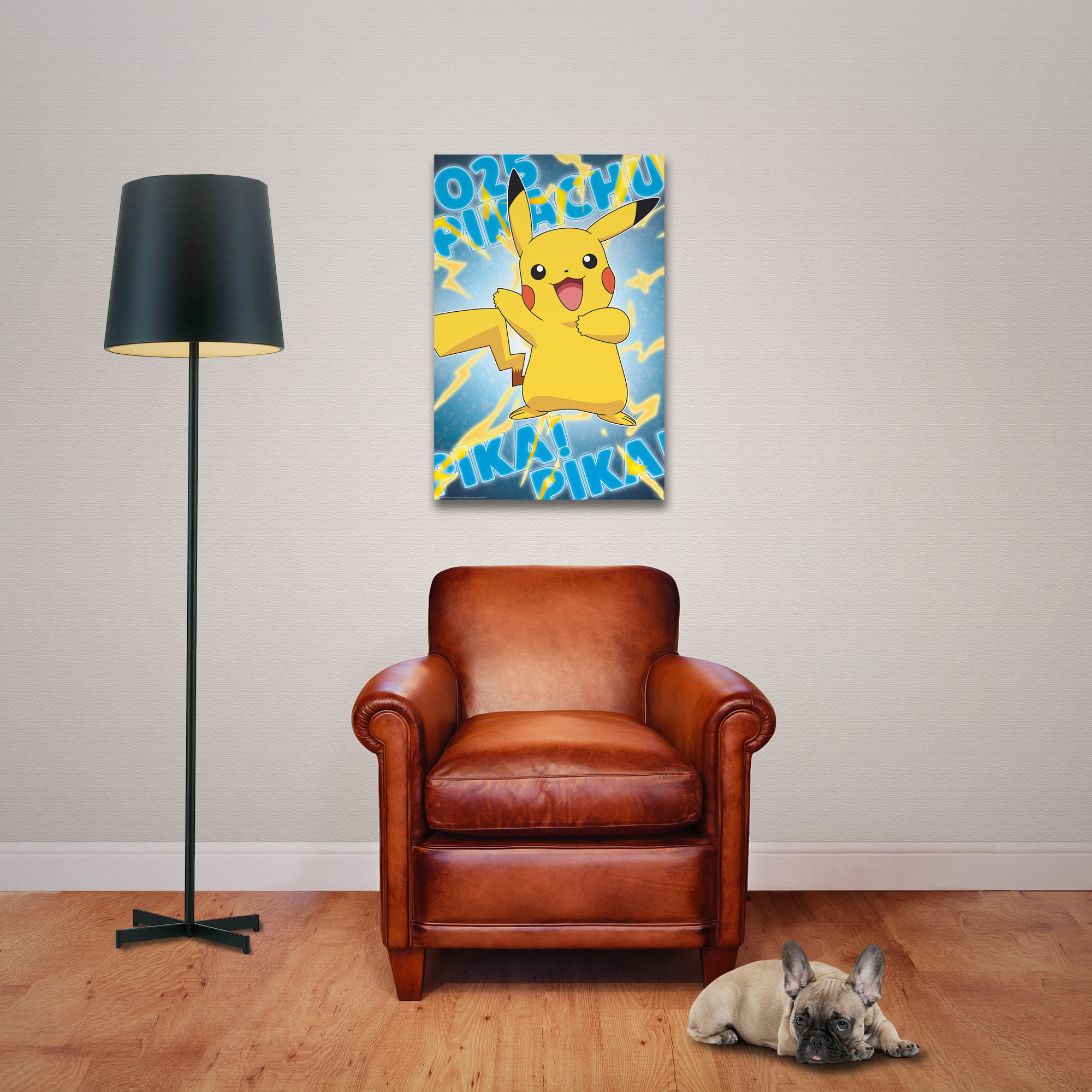 Ein Raum mit einem Pikachu-Poster, einem braunen Ledersessel, einer Lampe und einem Hund auf einem Holzboden.