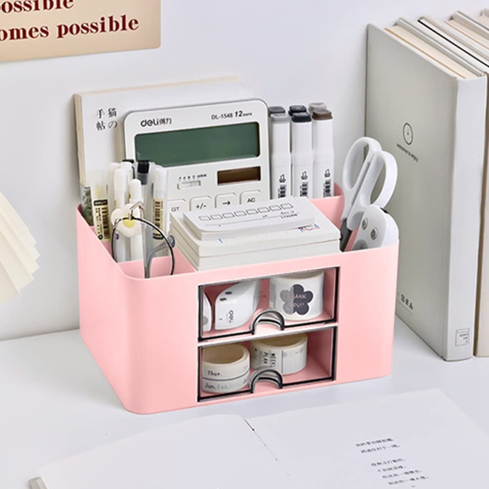Ein rosa Schreibtisch-Organizer mit Schreibwaren wie Stiften, Taschenrechner, Schere und Haftnotizen auf einem weißen Schreibtisch. Bücher im Hintergrund.