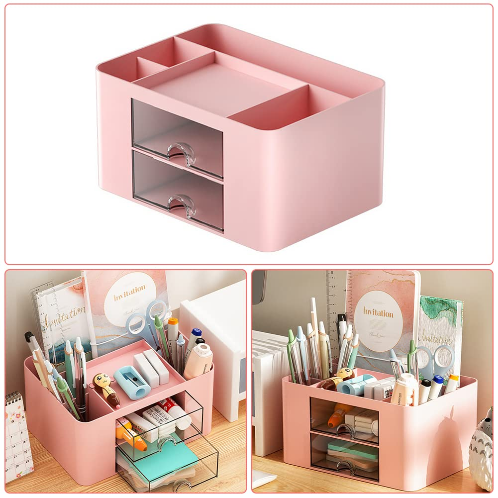 Ein rosa Schreibtisch-Organizer mit Fächern und Schubladen. Gefüllt mit Stiften, Bleistiften und Schreibwaren. Auf einem Holzschreibtisch.