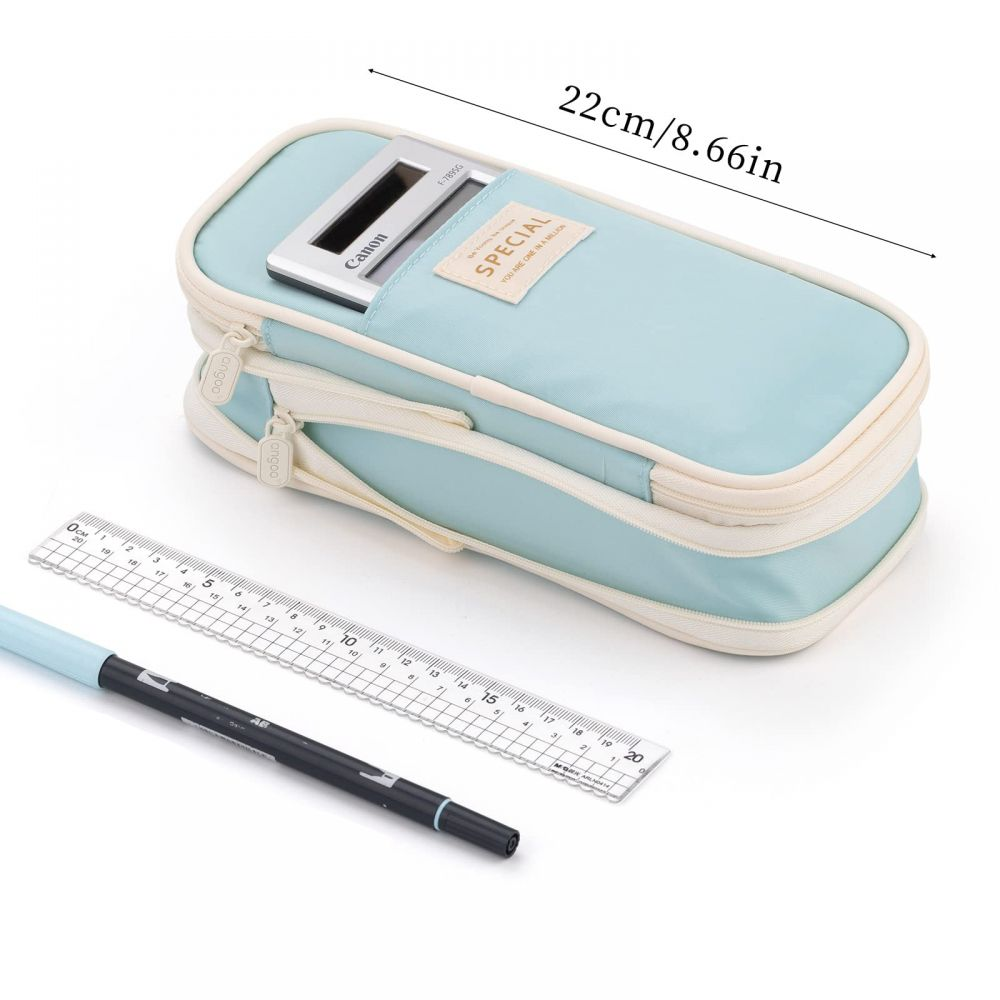 Ein hellblaues Federmäppchen mit Lineal und Stift sowie einem Canon Diabetrachter. Das Etui hat ein 'SPECIAL'-Etikett.