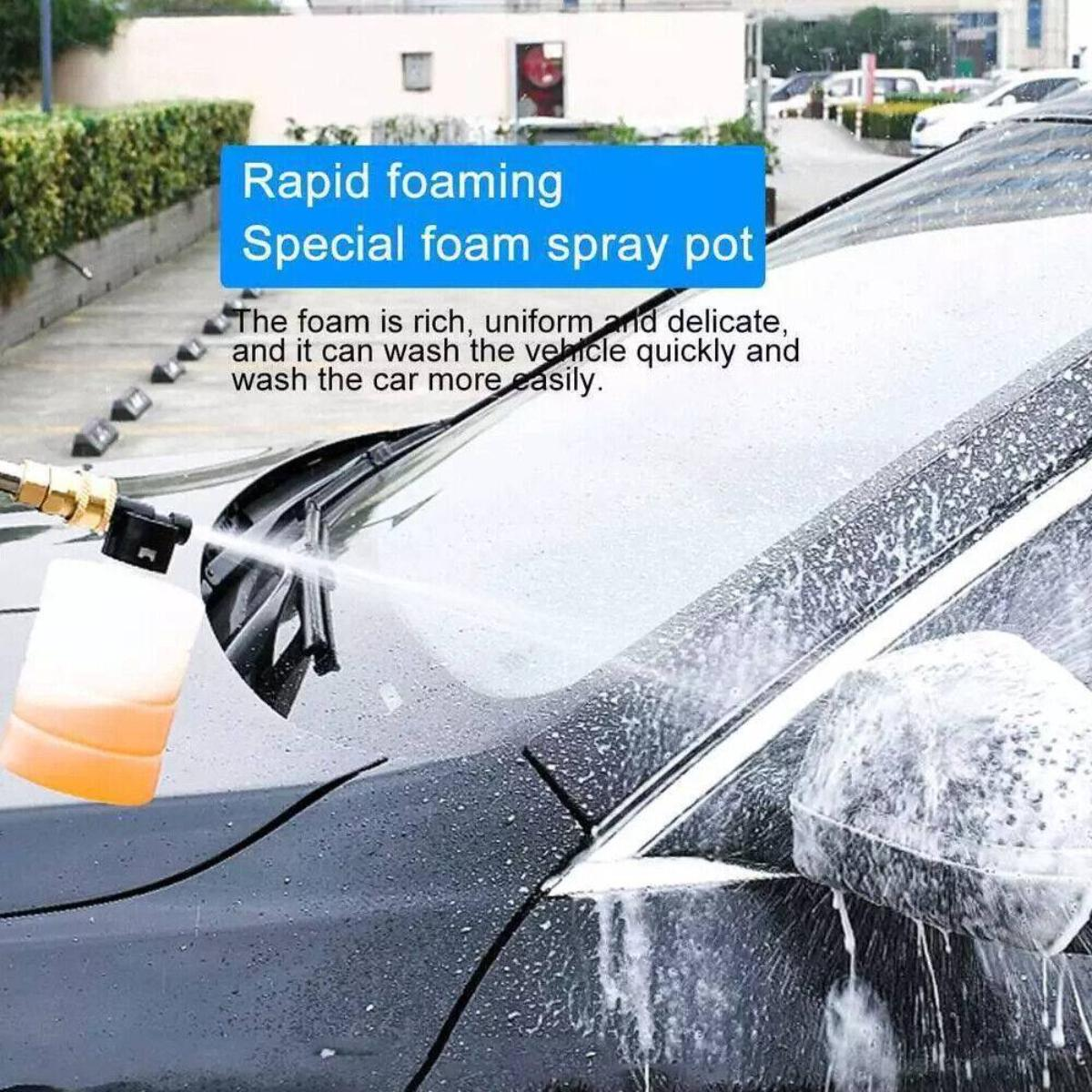 Ein Auto, das mit einem speziellen Sprühtopf eingesprüht wird. Das Auto ist schwarz, und der Schaum ist weiß. Text auf dem Bild lautet 'Rapid foaming'.