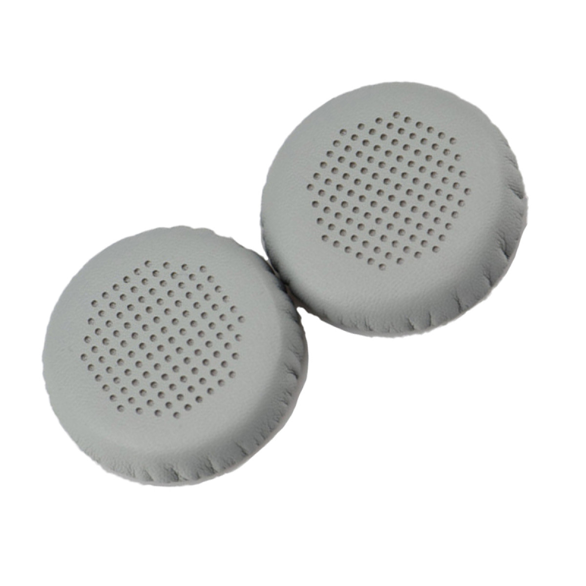 Due cuscinetti auricolari rotondi e grigi per cuffie. Ognuno ha un centro perforato, progettato per il suono. Sfondo bianco.