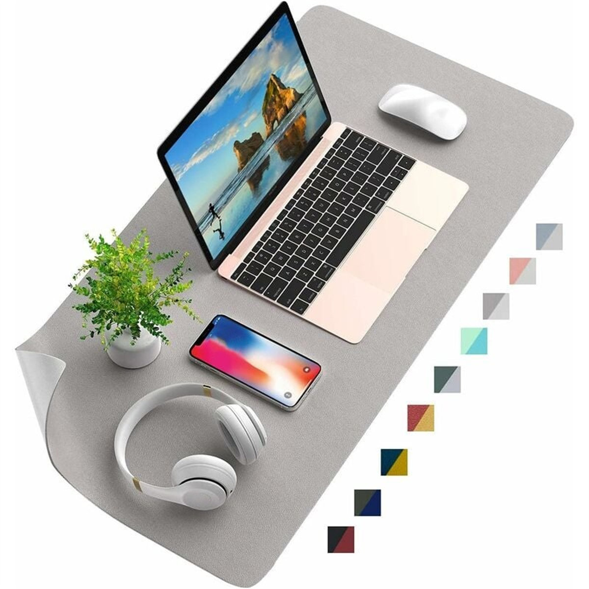 Ein Laptop, Telefon, Kopfhörer und Maus auf einer grauen Schreibtischunterlage. Eine kleine Pflanze in der Ecke. Farbfelder rechts.