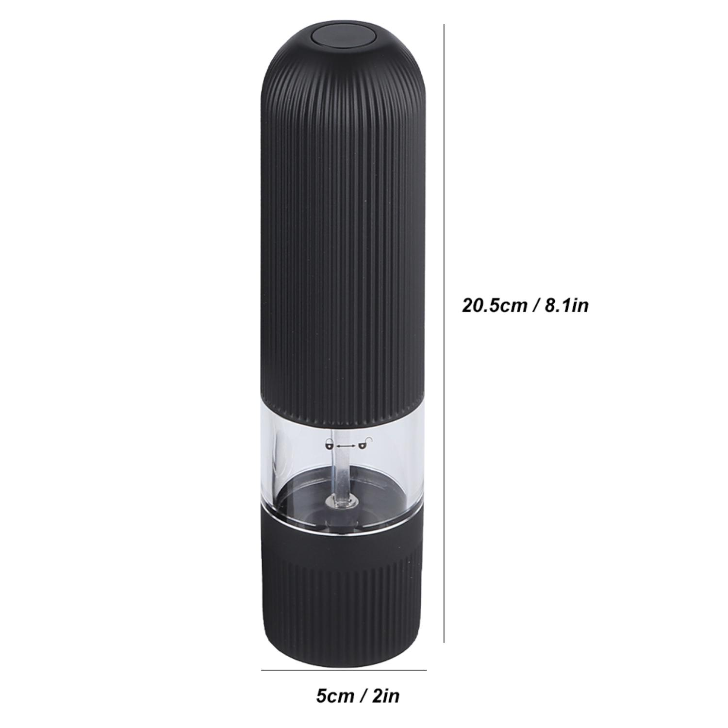 Eine schwarze elektrische Pfeffermühle mit transparentem Abschnitt. Maße: 20,5 cm Höhe, 5 cm Breite. Mit Knopf oben.