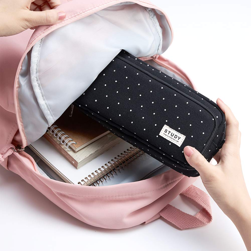 Eine Person legt ein gepunktetes Federmäppchen in einen rosa Rucksack. Notizbücher sind im Rucksack sichtbar.