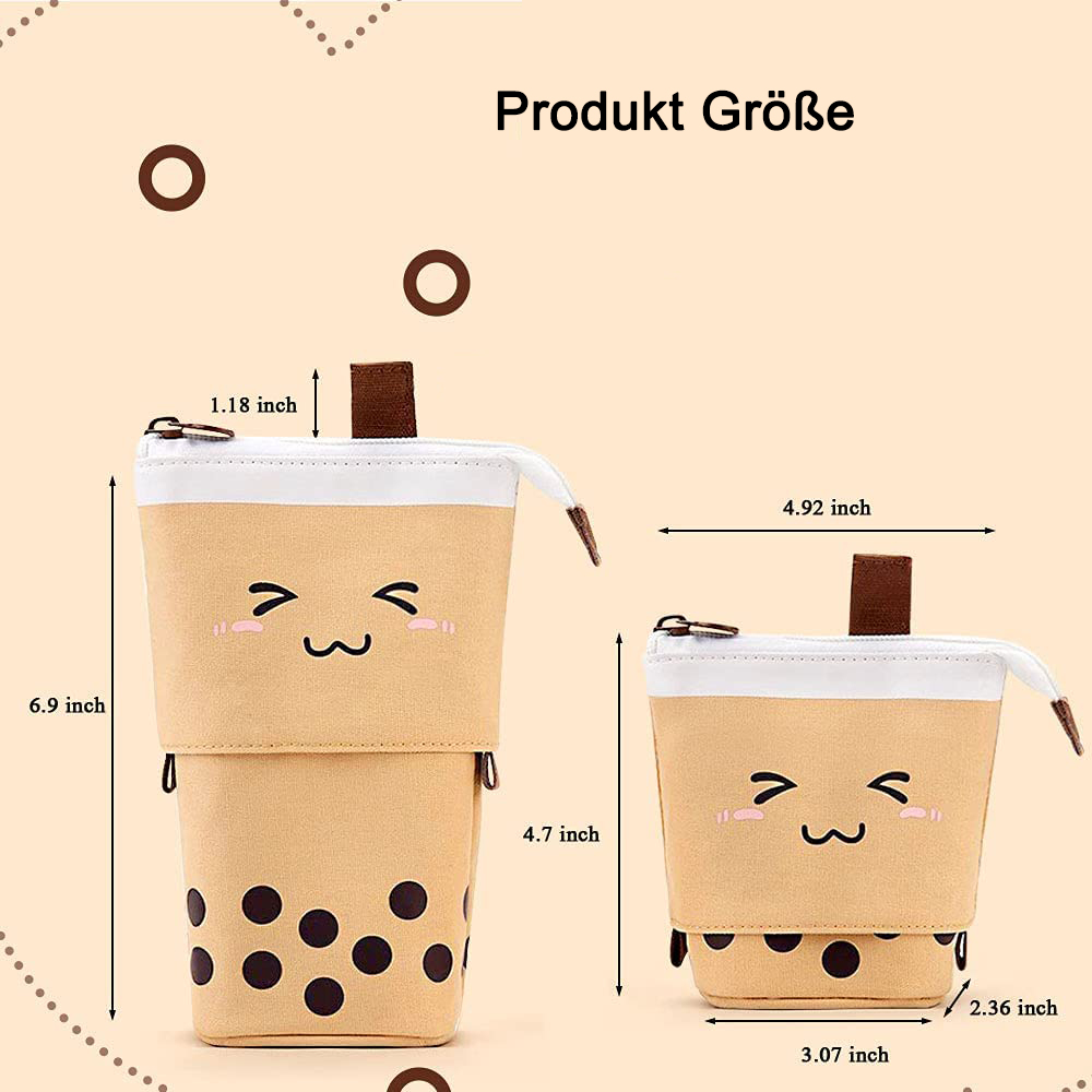 Zwei Federmäppchen in Form von Bubble-Tea-Bechern. Eines ist groß, das andere klein. Abmessungen sind angegeben. Der Hintergrund ist beige.