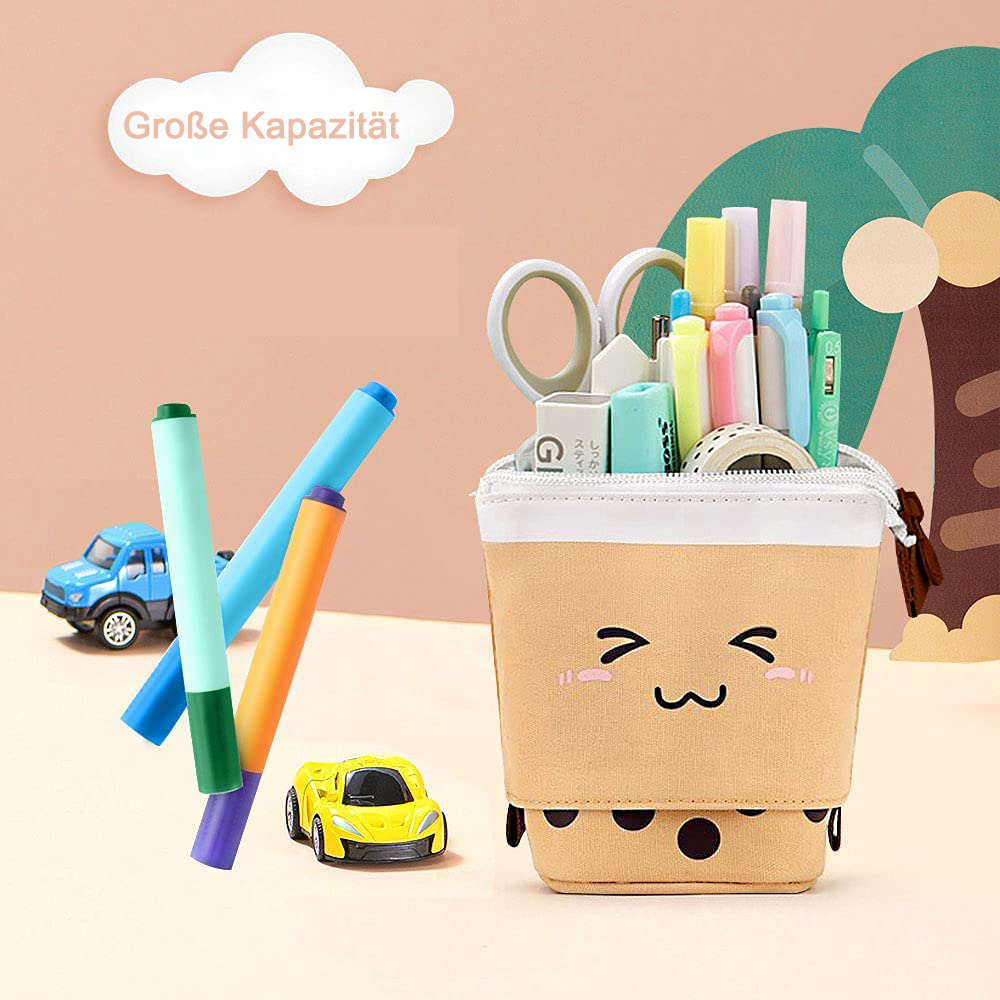 Ein Federmäppchen mit Smiley-Gesicht, gefüllt mit Stiften und Schere. Spielzeugautos und Marker sind im Vordergrund.
