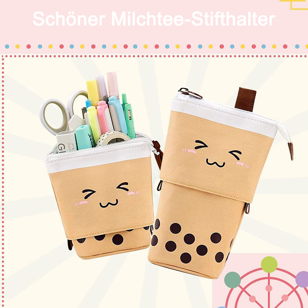 Zwei Stifteetuis in Form von Bubble-Tea-Bechern. Eines ist mit Stiften und Scheren gefüllt. Beide haben lächelnde Gesichter und Boba-Details.
