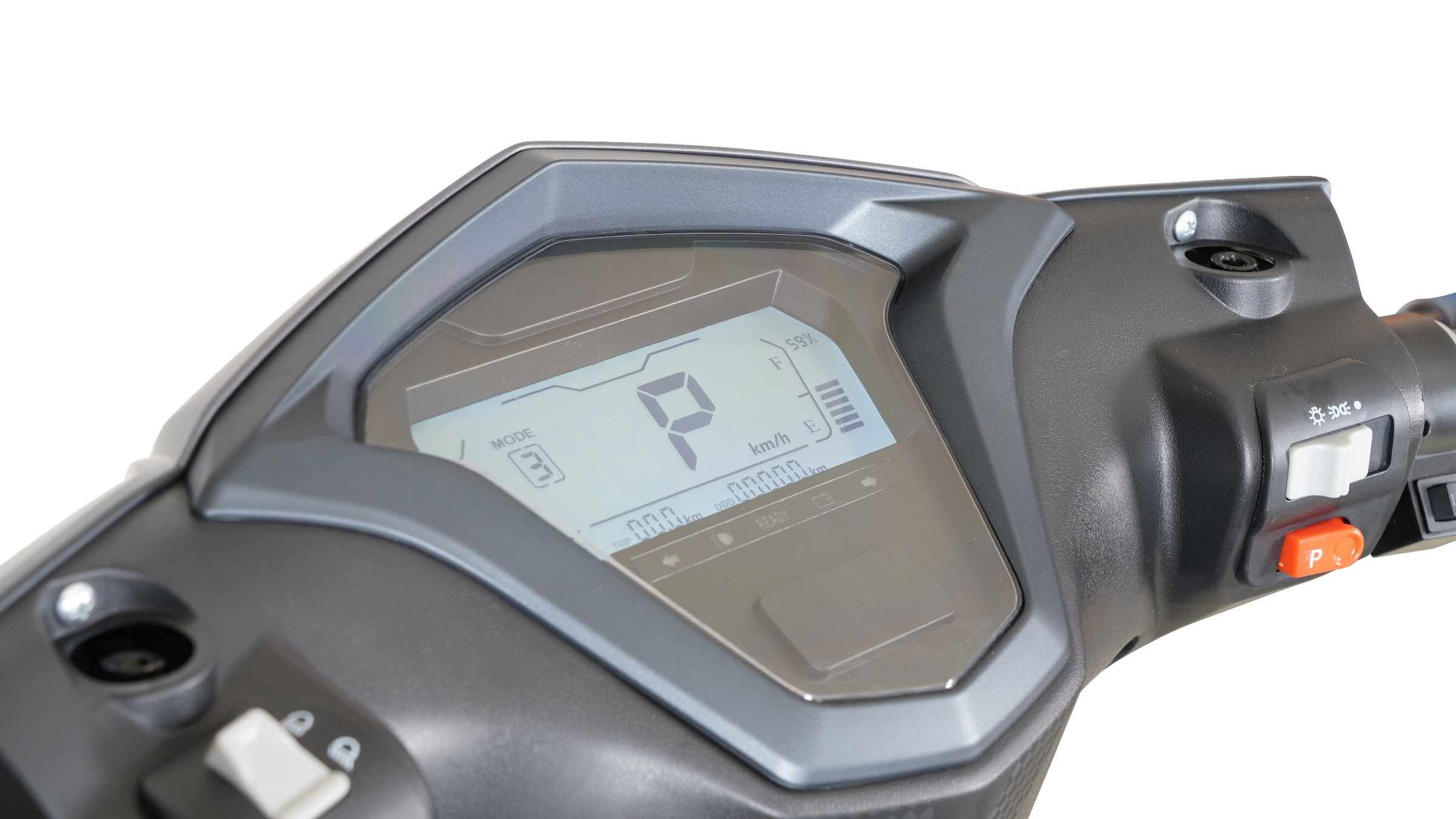 Nahaufnahme des Armaturenbretts eines Elektrorollers. Es zeigt Geschwindigkeit, Batteriestand und Modus an. Knöpfe und Schalter sind sichtbar.