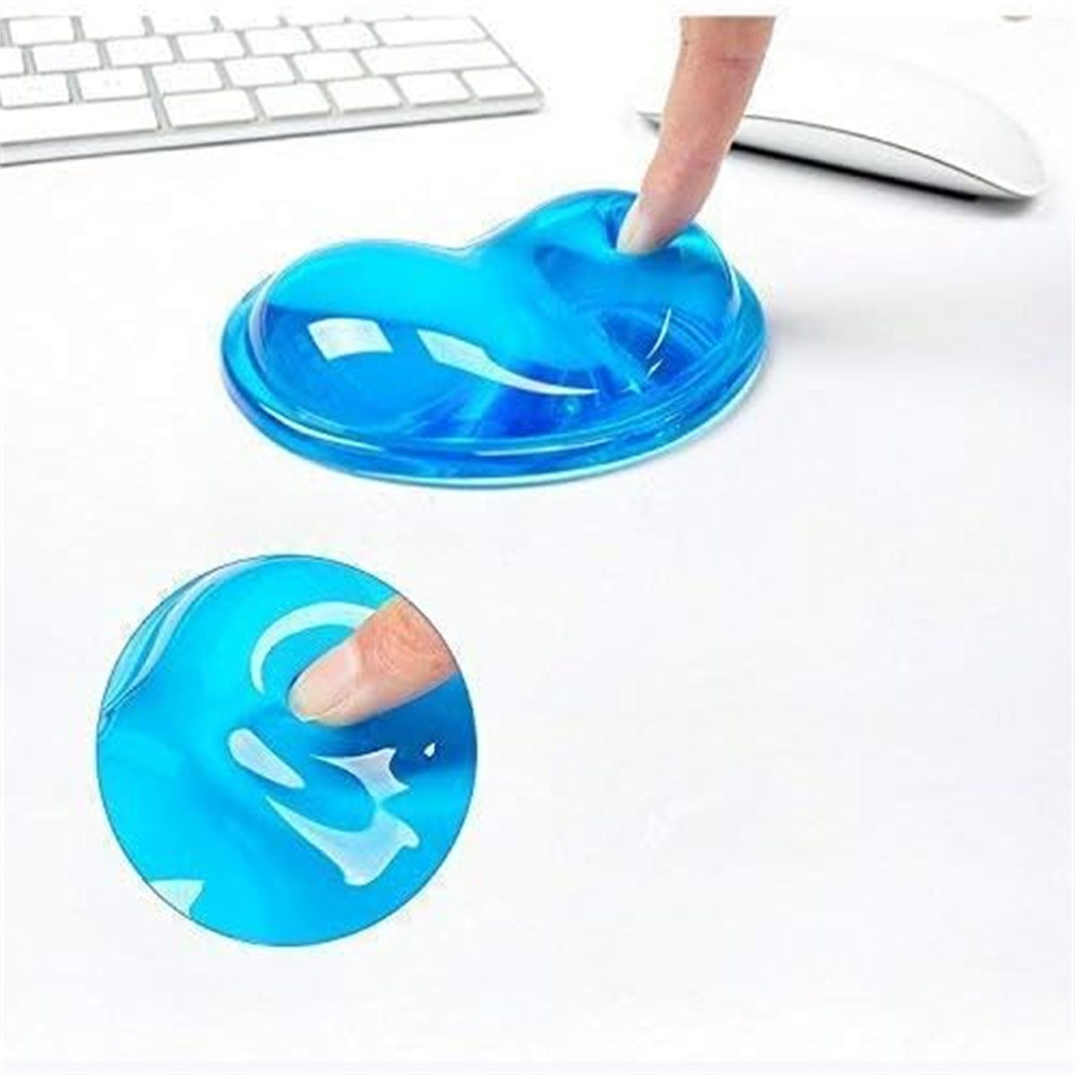 Zwei blaue Gel-Handgelenkstützen, die von Fingern gedrückt werden. Eine Tastatur und eine Maus befinden sich im Hintergrund auf einer weißen Oberfläche.