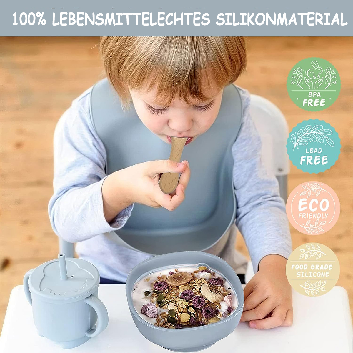 Ein Kind isst mit einem Löffel aus einer Schüssel mit Essen. Die Schüssel, der Becher und die Latz sind blau. Der Text behauptet, dass die Produkte BPA- und bleifrei sind.
