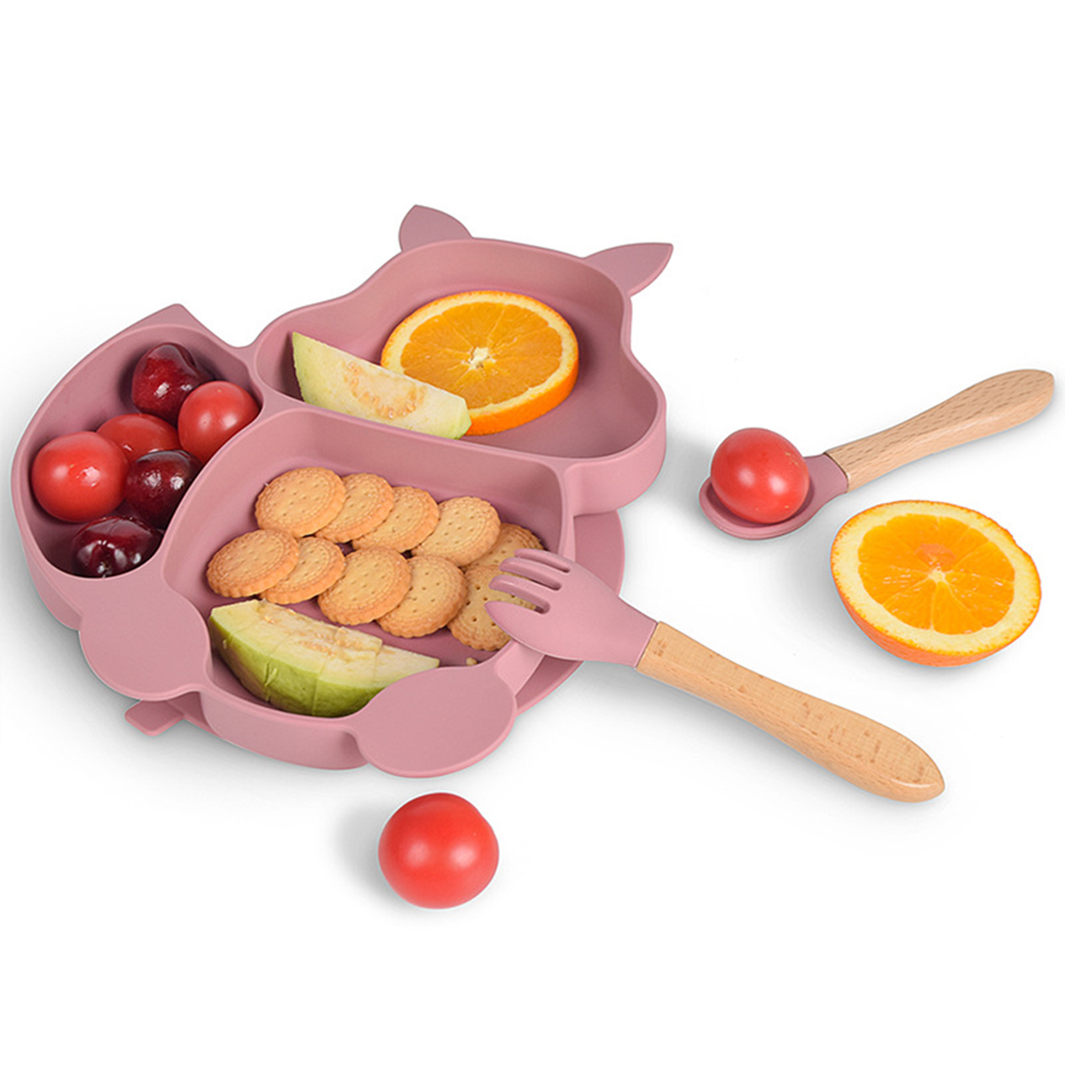 Ein rosa Babyteller mit Essen: Kekse, Tomaten, Orangenscheiben und Melone. Eine Gabel, ein Löffel und eine ganze Orange sind ebenfalls vorhanden.