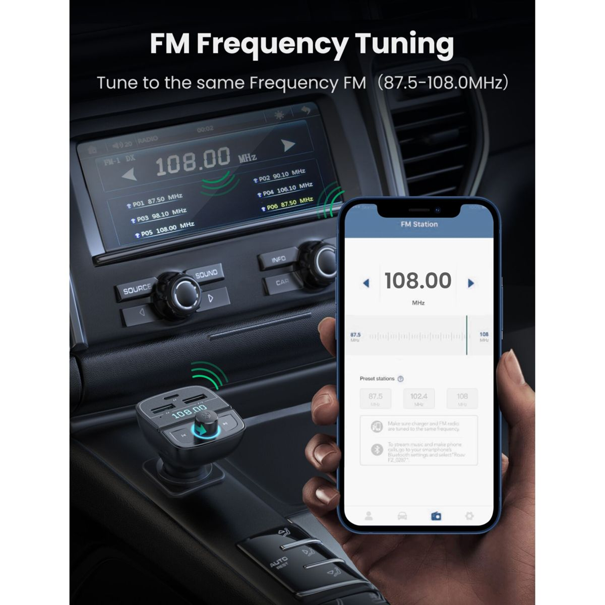 Das Autoradio und das Telefon zeigen die UKW-Frequenz 108,00 MHz an. Ein Ladegerät ist angeschlossen. Das Telefon wird von einer Person gehalten.