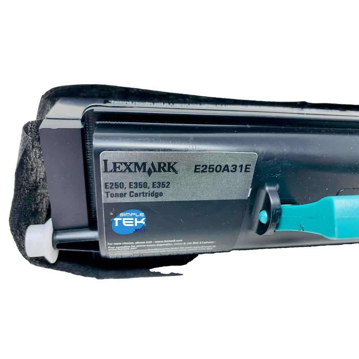 Una cartuccia toner Lexmark E250A31E. La cartuccia è nera con maniglia verde acqua ed estremità bianche.