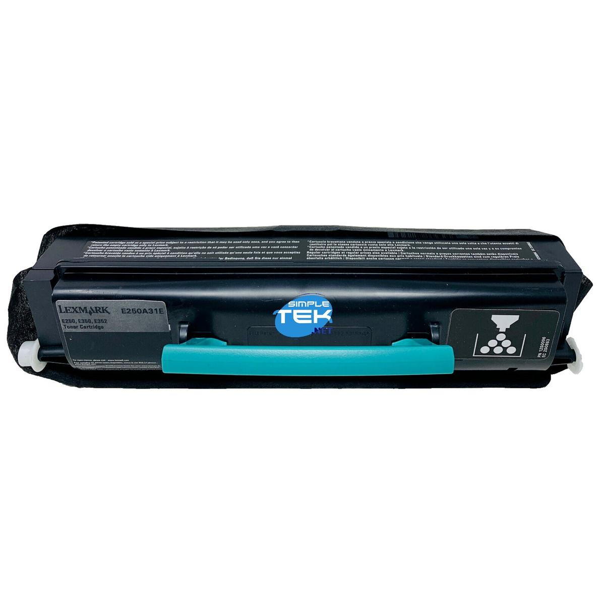 Cartuccia toner Lexmark E250A31E. Corpo in plastica nera con maniglia verde. Logo Simple Tek visibile. Sfondo bianco.