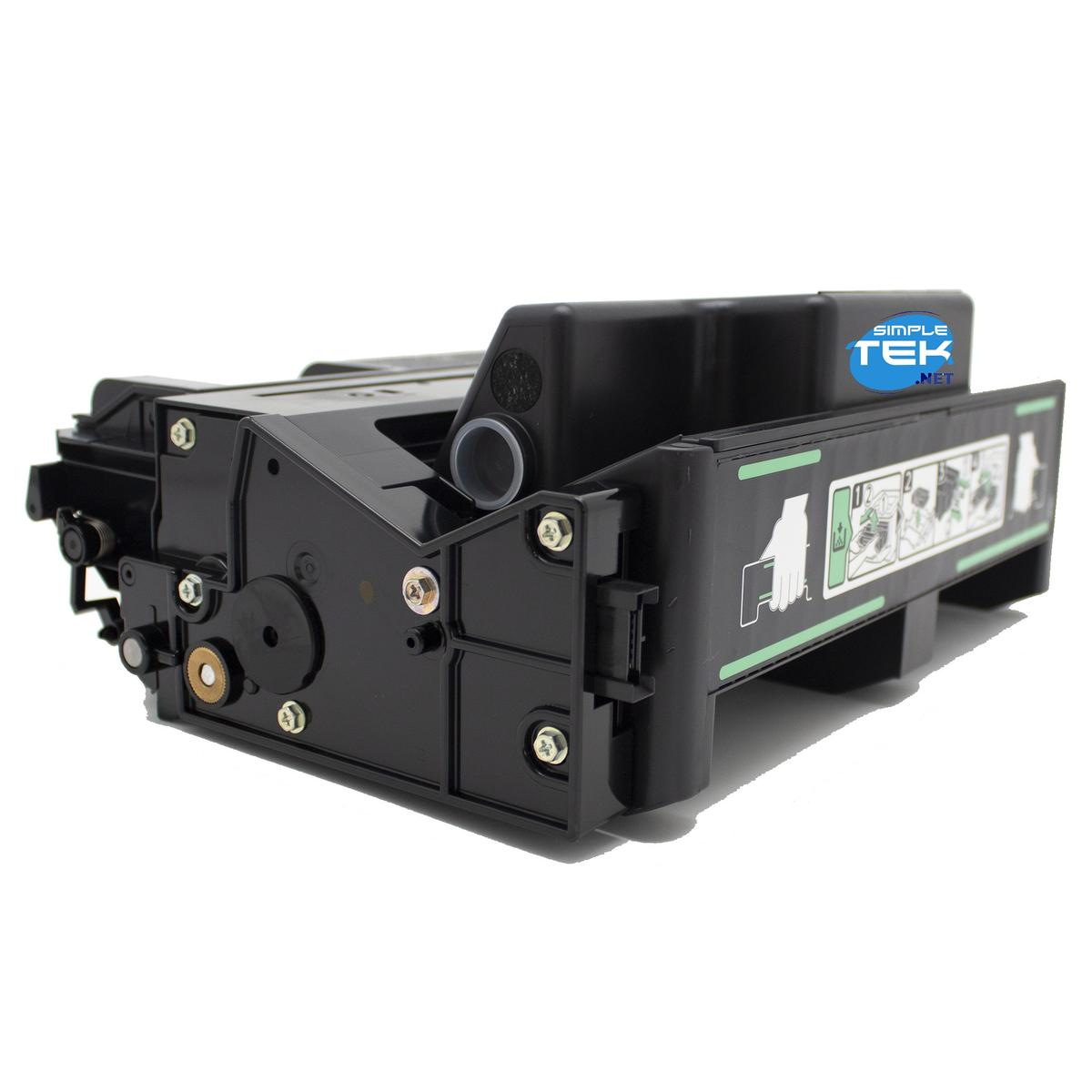 Viene mostrata una cartuccia toner nera per stampante. Simple Tek .net è visibile in alto a destra. Sulla fiancata sono presenti etichette verdi e bianche.