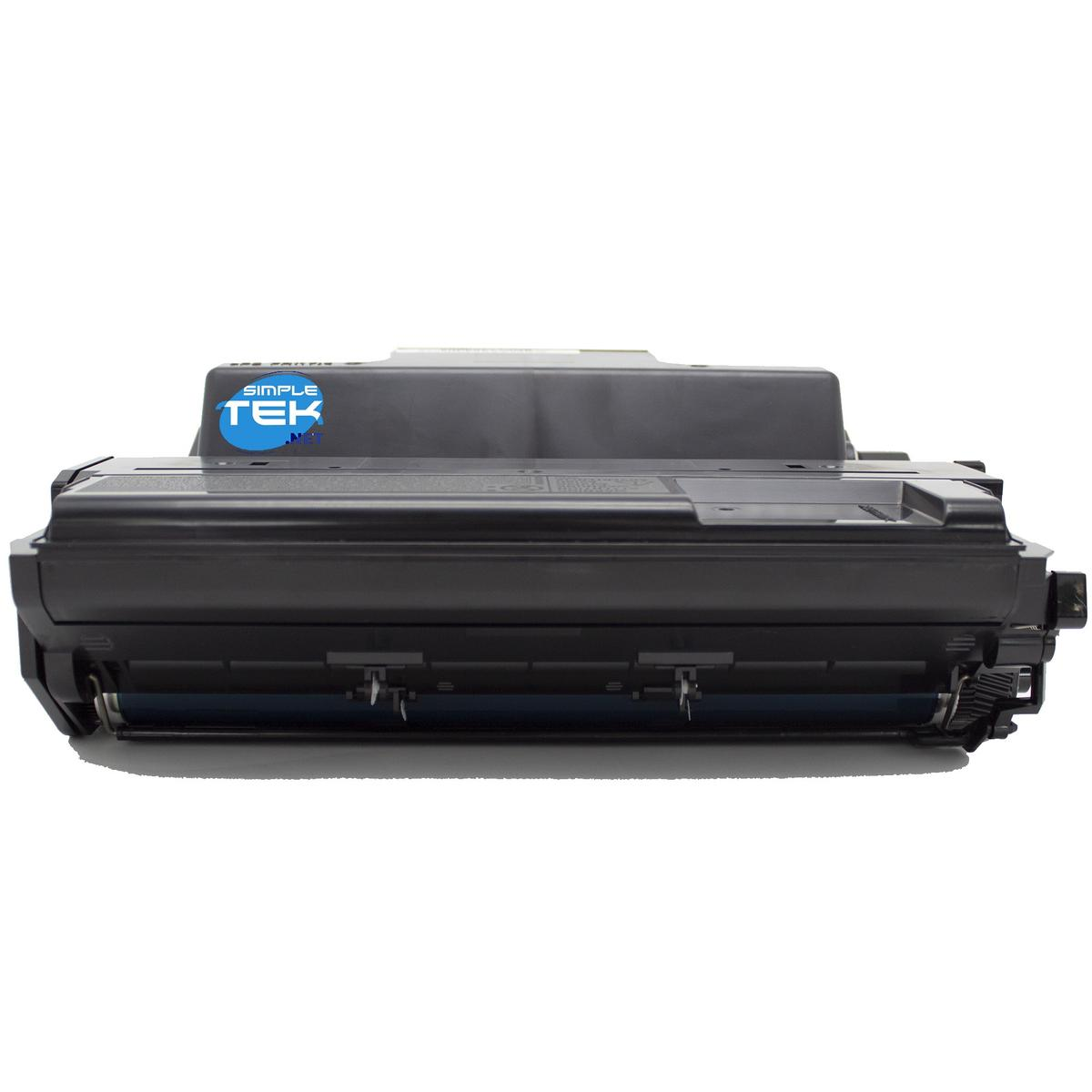 Una cartuccia toner Simple Tek nera su sfondo bianco. Ha un'etichetta blu e un corpo grigio scuro.