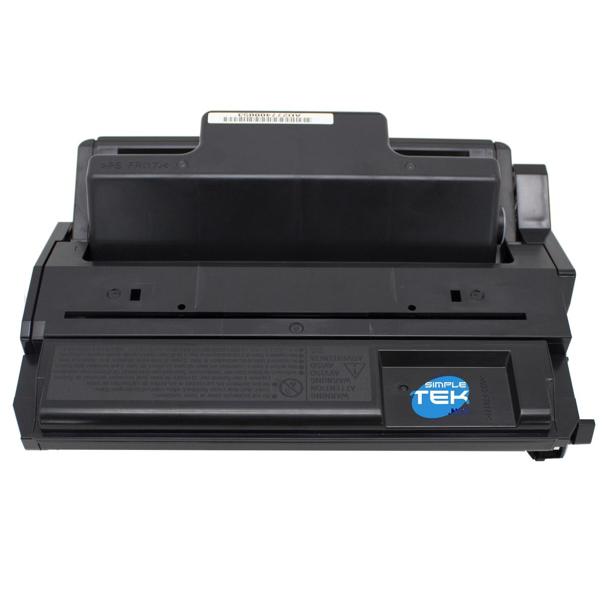 Cartuccia toner per stampante nera con avvertenze. Logo Simple Tek visibile. Sfondo bianco. Etichetta con testo e simboli di avvertenza.