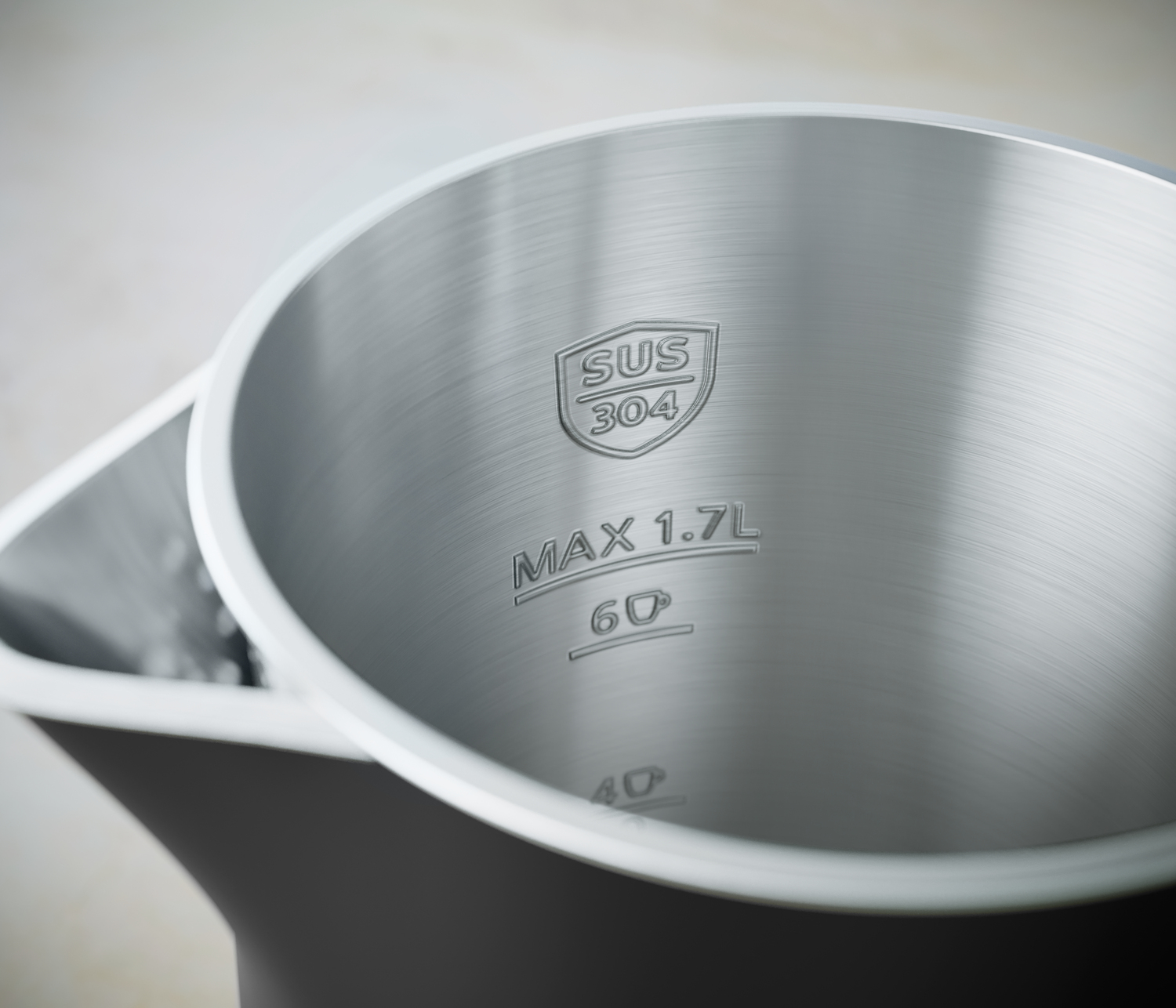 Zbliżenie wnętrza czajnika ze stali nierdzewnej z oznaczeniami. Czajnik ma czarny wygląd zewnętrzny.