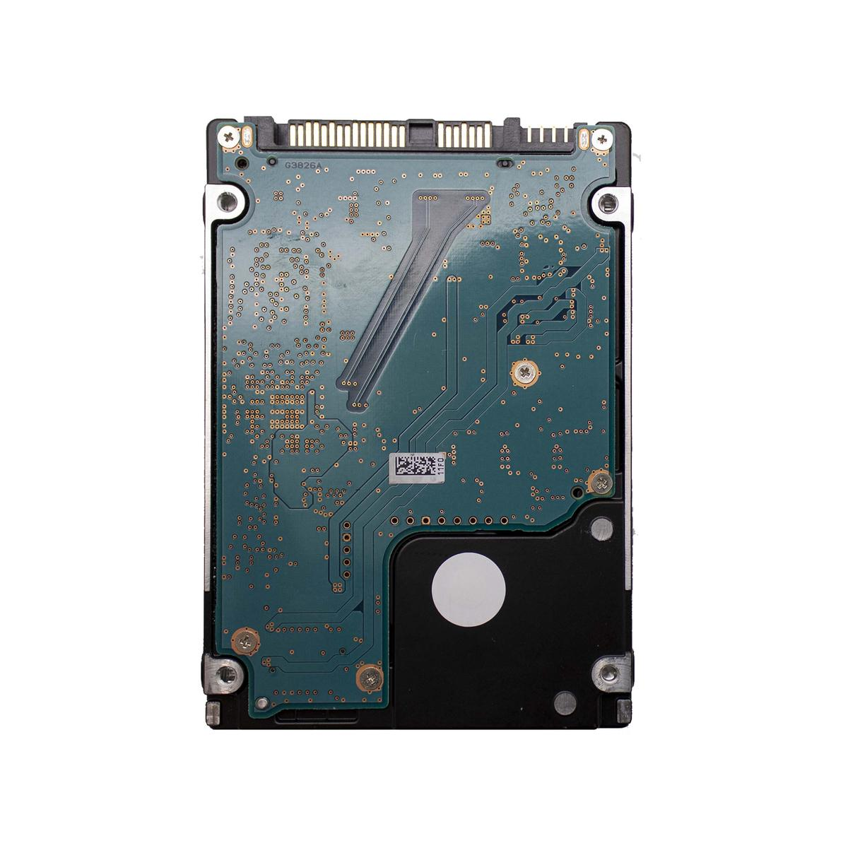Retro di un disco rigido. Ha un circuito stampato verde con molti piccoli componenti, un involucro metallico e una sezione nera con un adesivo.