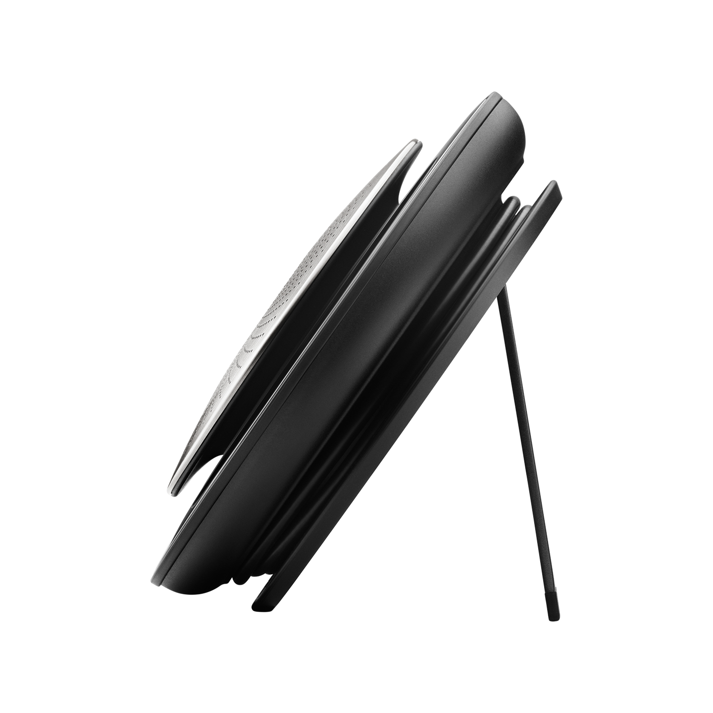 Czarny telefon ze srebrną kratką głośnika jest ustawiony pod kątem. Jest podparty czarnym stojakiem na białym tle.