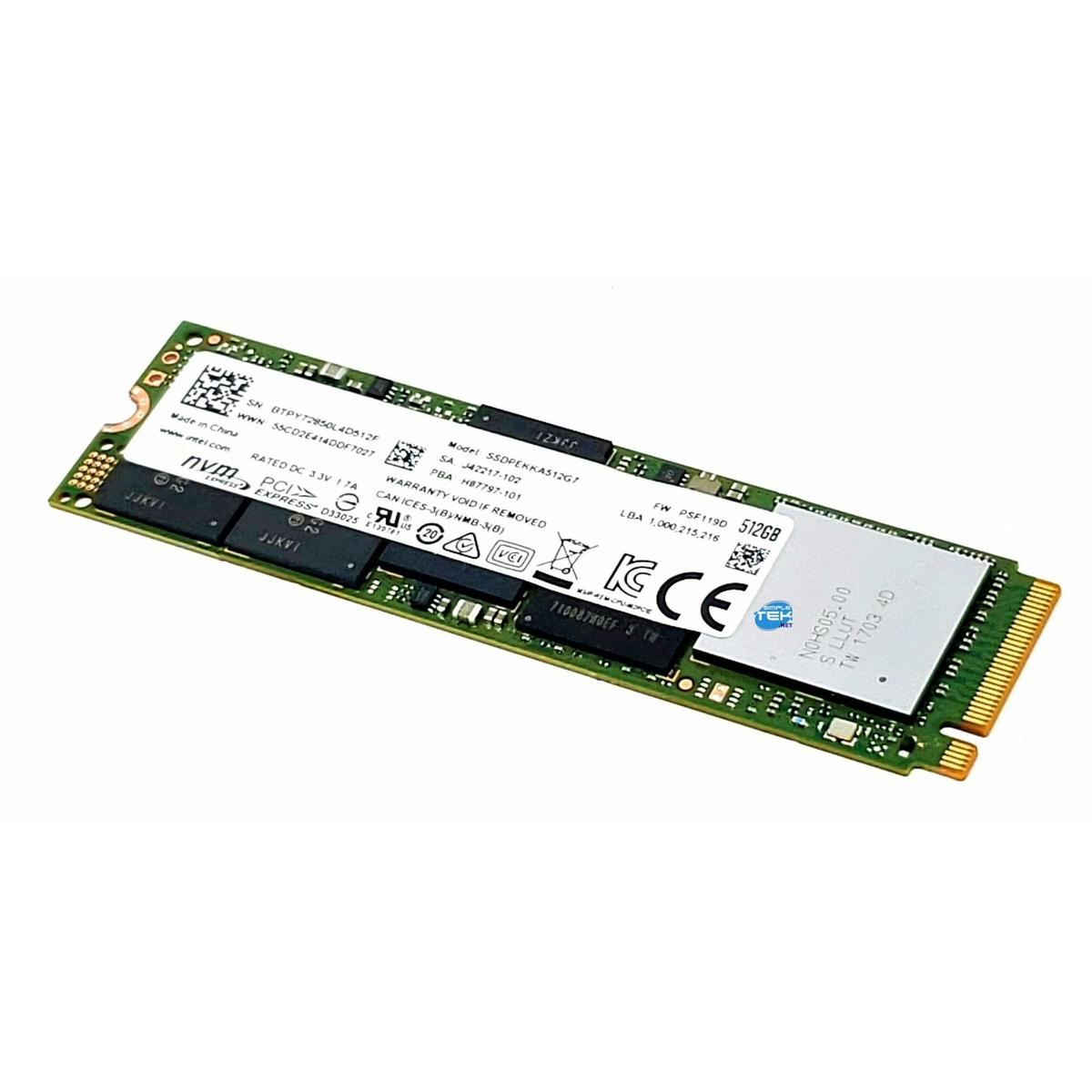 Eine SSD-Karte auf weißem Untergrund. Sie ist grün mit schwarzen Komponenten und einem silbernen Etikett.