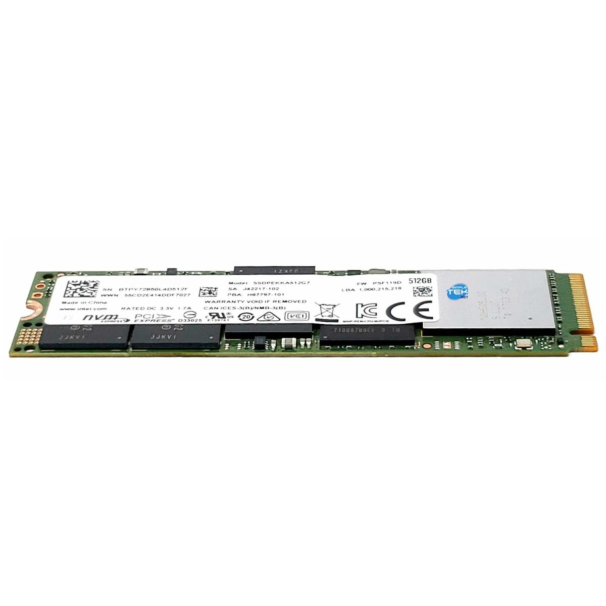Eine NVMe-SSD-Festplatte. Etiketten zeigen Modell- und Seriennummern. Die Leiterplatte ist grün mit mehreren Chips und goldenen Anschlüssen.
