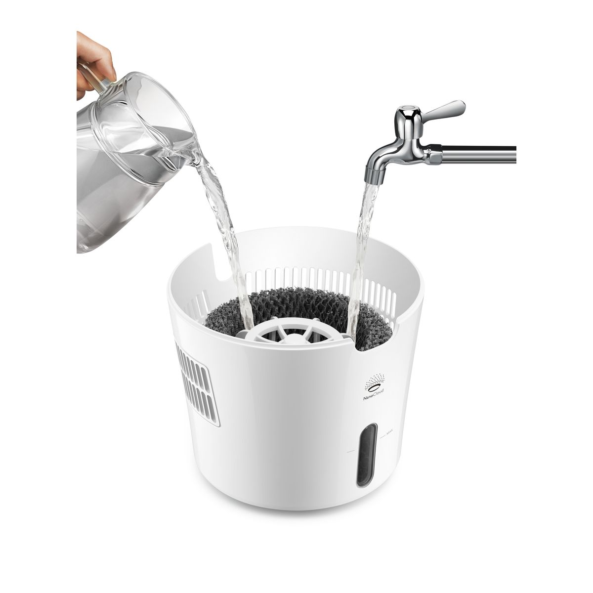 Woda wlewana z dzbanka i kranu do białego nawilżacza. Nawilżacz ma czarny filtr w środku.