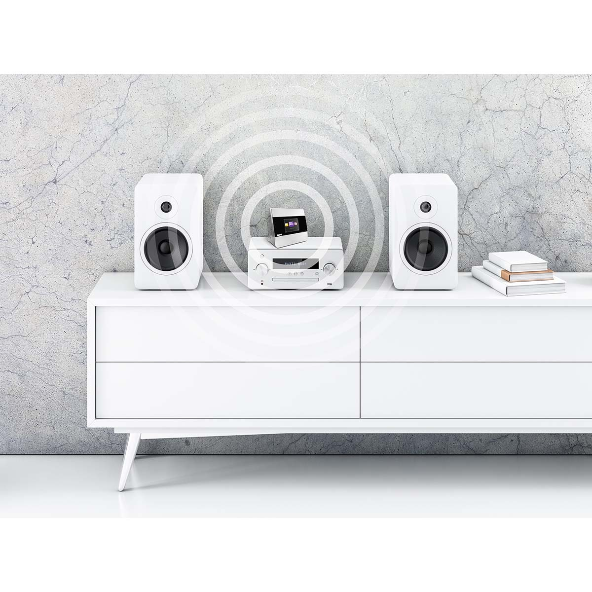 Altoparlanti bianchi, stereo e libri su un mobile bianco. Uno smartphone è sopra lo stereo. Cerchi grigi emanano dallo stereo.