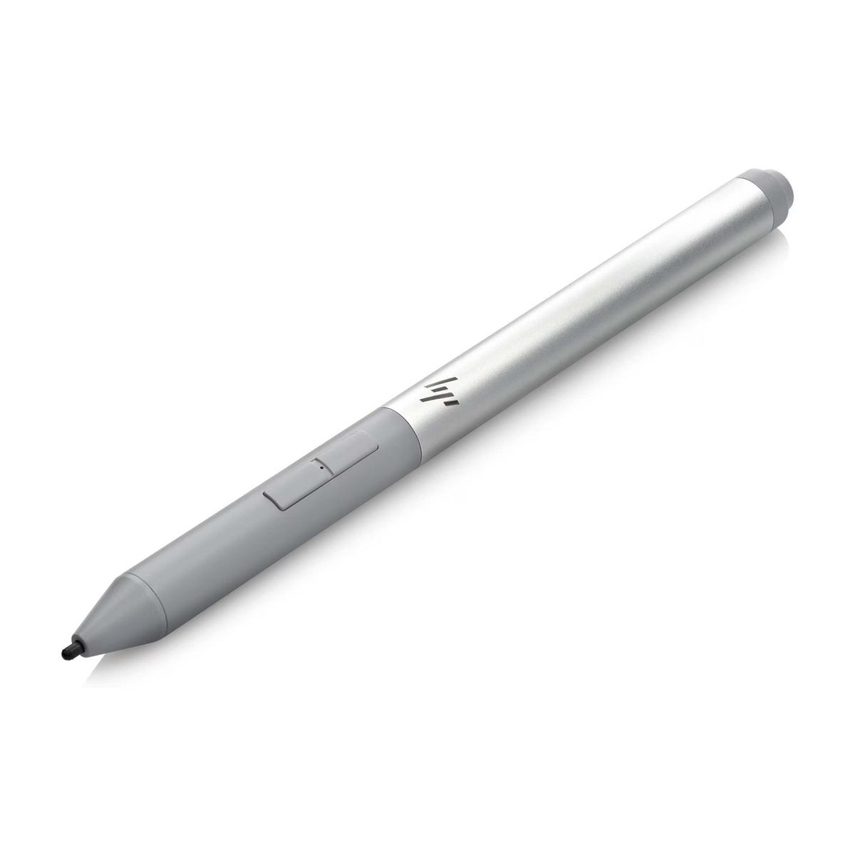 Ein silberner und grauer HP-Stift, diagonal über einer weißen Oberfläche. Der Stift hat eine Taste und eine schwarze Spitze.