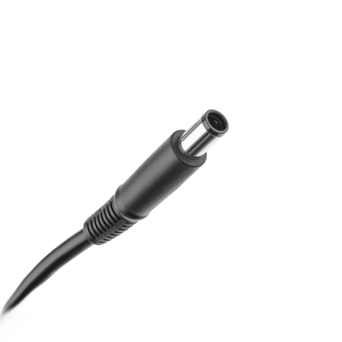 Una spina nera per caricabatterie per laptop su sfondo bianco. La spina è angolata verso l'alto a destra.