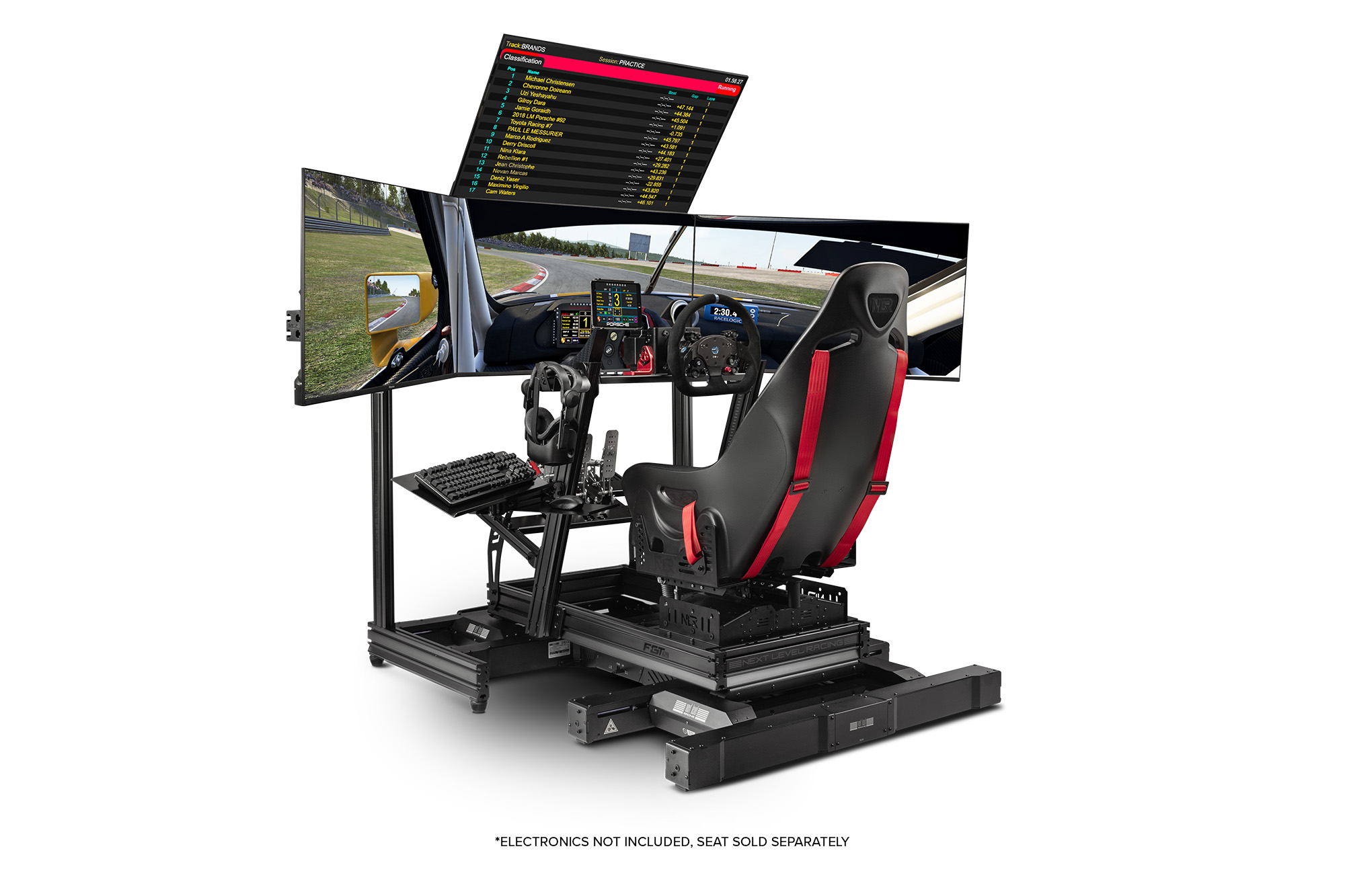 Un simulador de carreras con tres monitores, un asiento de carreras, un volante y un teclado.