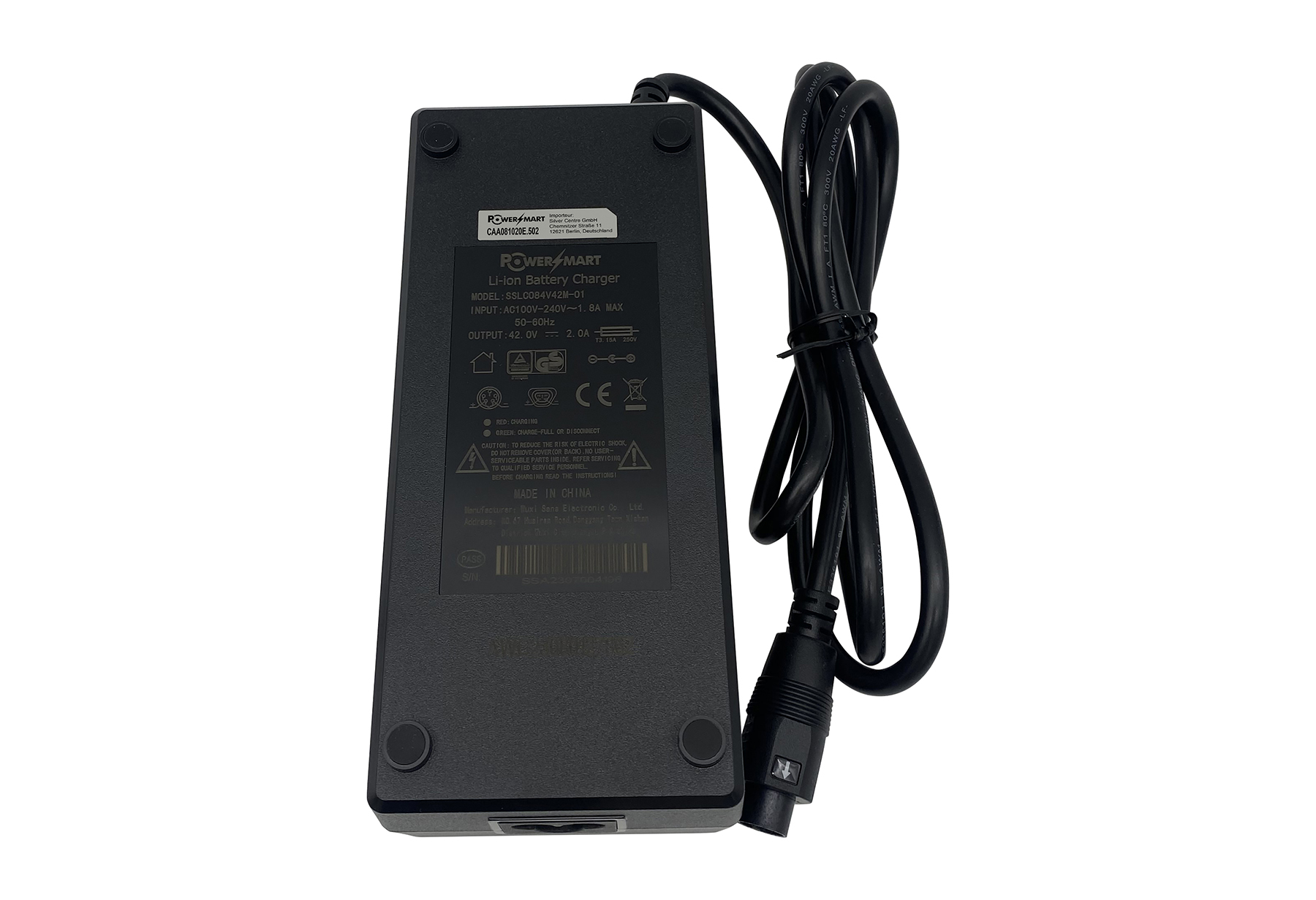 Schwarzes Power Mart Ladegerät mit schwarzem Kabel. Das Ladegerät hat Text und Logos. Das Kabel ist aufgerollt und hat einen Stecker.