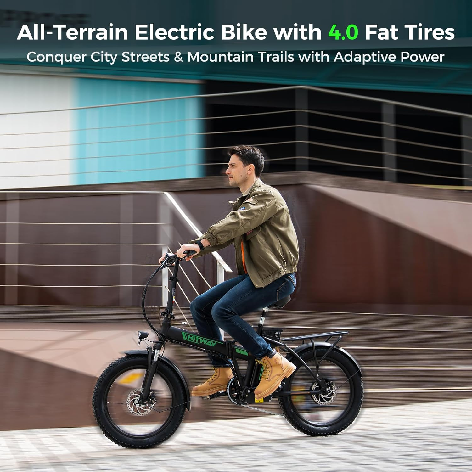 Ein Mann fährt ein Elektrofahrrad mit fetten Reifen. Das Fahrrad ist schwarz. Der Mann trägt eine Jacke und Jeans. Der Hintergrund ist ein Gebäude.
