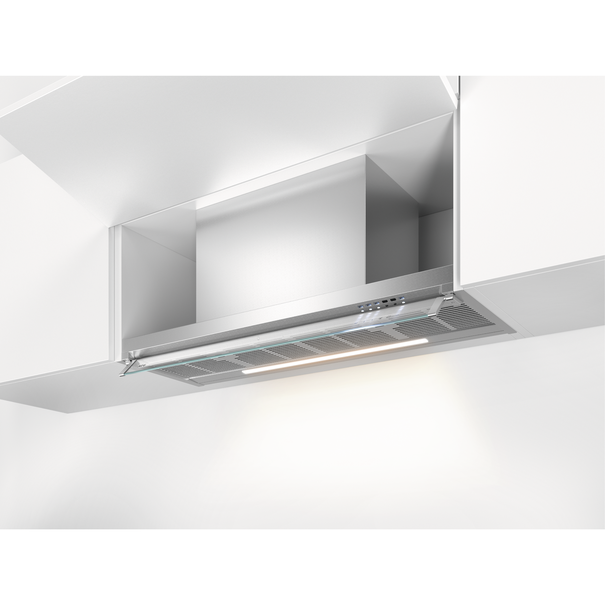 Una campana extractora de acero inoxidable está instalada debajo de un armario blanco. La campana tiene una luz.