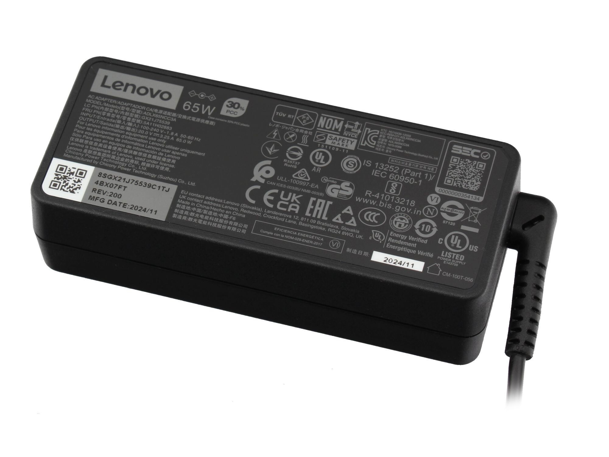 Ein Lenovo 65W Netzteil. Es ist schwarz mit weißer Schrift, einschließlich Sicherheitszertifizierungen und Herstellungsdetails. Datum: 2024/11.
