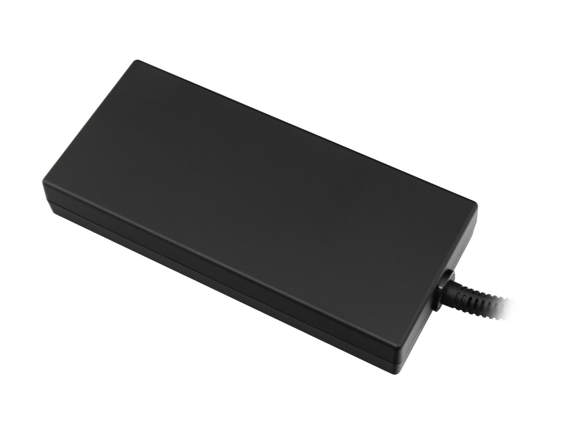 Ein schwarzes Laptop-Netzteil auf weißem Hintergrund, nach links abgewinkelt. Es hat ein Kabel, das sich nach rechts erstreckt.