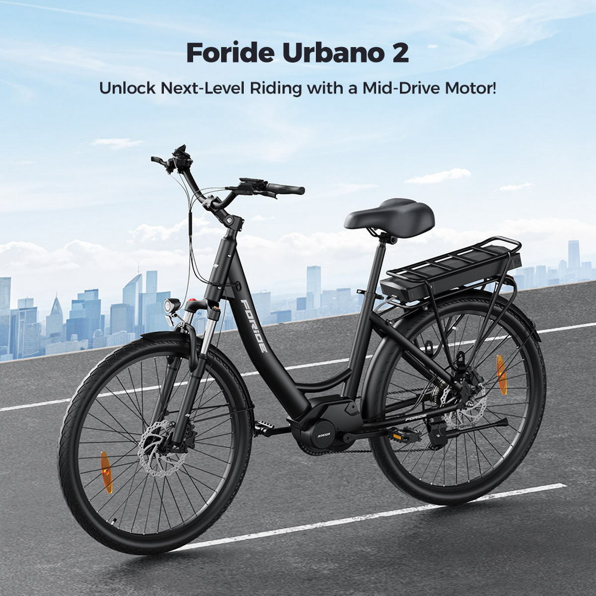 Czarny rower elektryczny Foride Urbano 2 na asfaltowej drodze. Panorama miasta w tle. Niebo jest niebieskie. Rower ma silnik centralny.