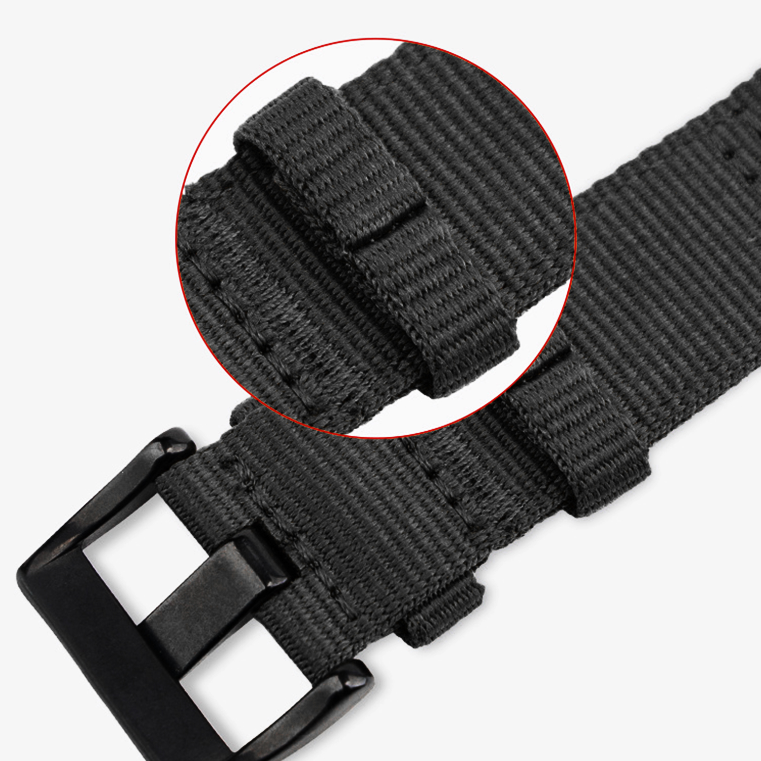 Zbliżenie czarnego paska do zegarka z czarną klamrą. Pasek wykonany jest z teksturowanej tkaniny, a klamra z metalu.