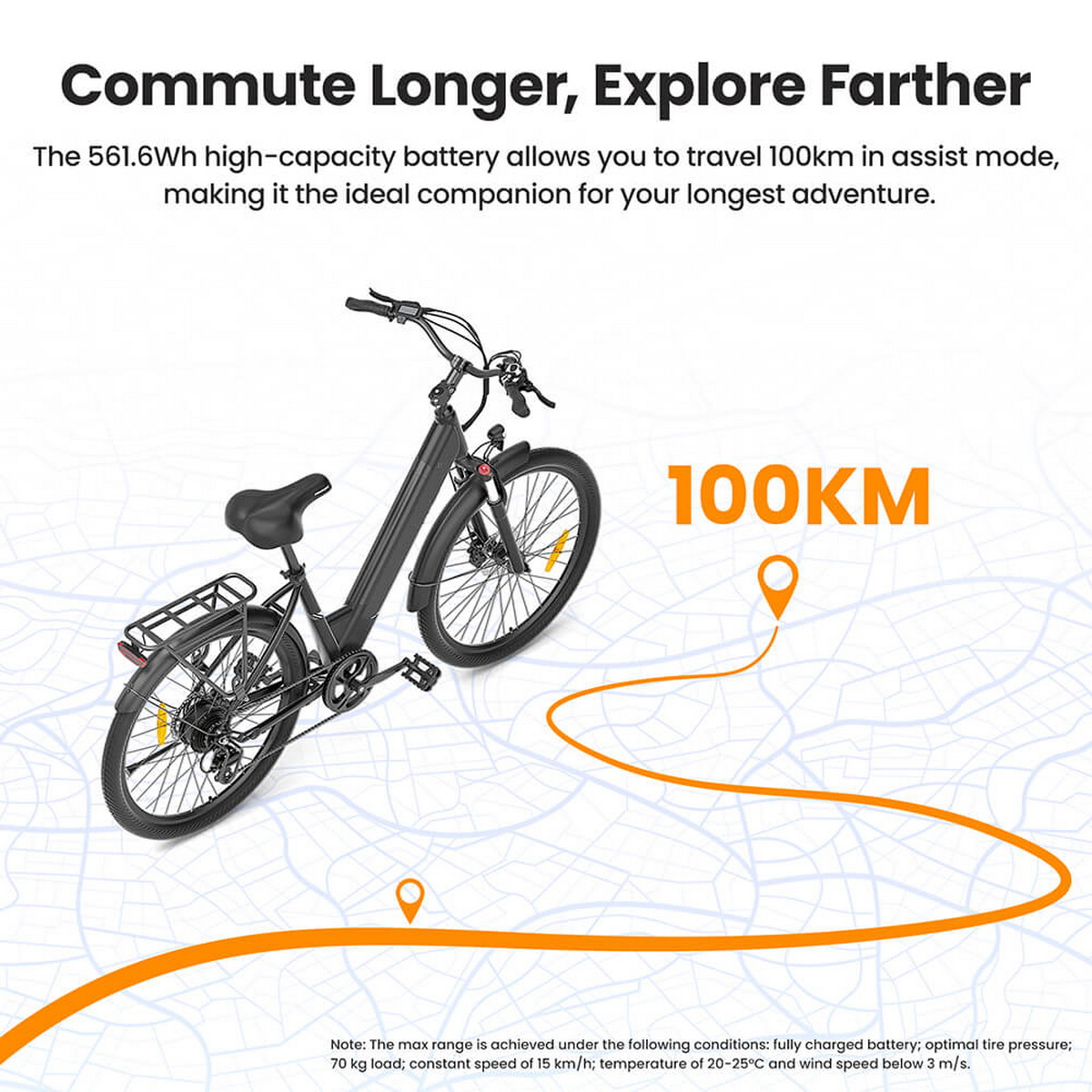 Czarny rower elektryczny z grafiką 100 km zasięgu. Tekst: Dojeżdżaj dłużej, eksploruj dalej. Pomarańczowa trasa na tle mapy.