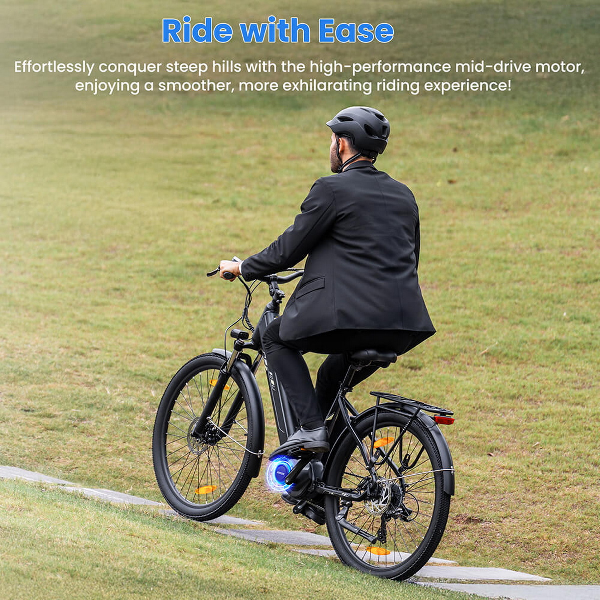 Osoba w czarnym garniturze i kasku jedzie na czarnym rowerze elektrycznym po zielonej trawie. Rower ma świecący na niebiesko silnik.