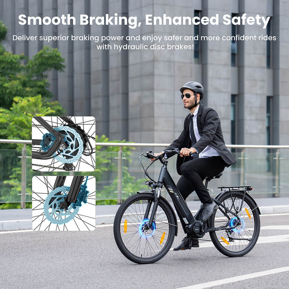 Mężczyzna jedzie czarnym rowerem elektrycznym po drodze. Rower ma hamulce tarczowe i pomarańczowe odblaski. Mężczyzna ma kask i garnitur.
