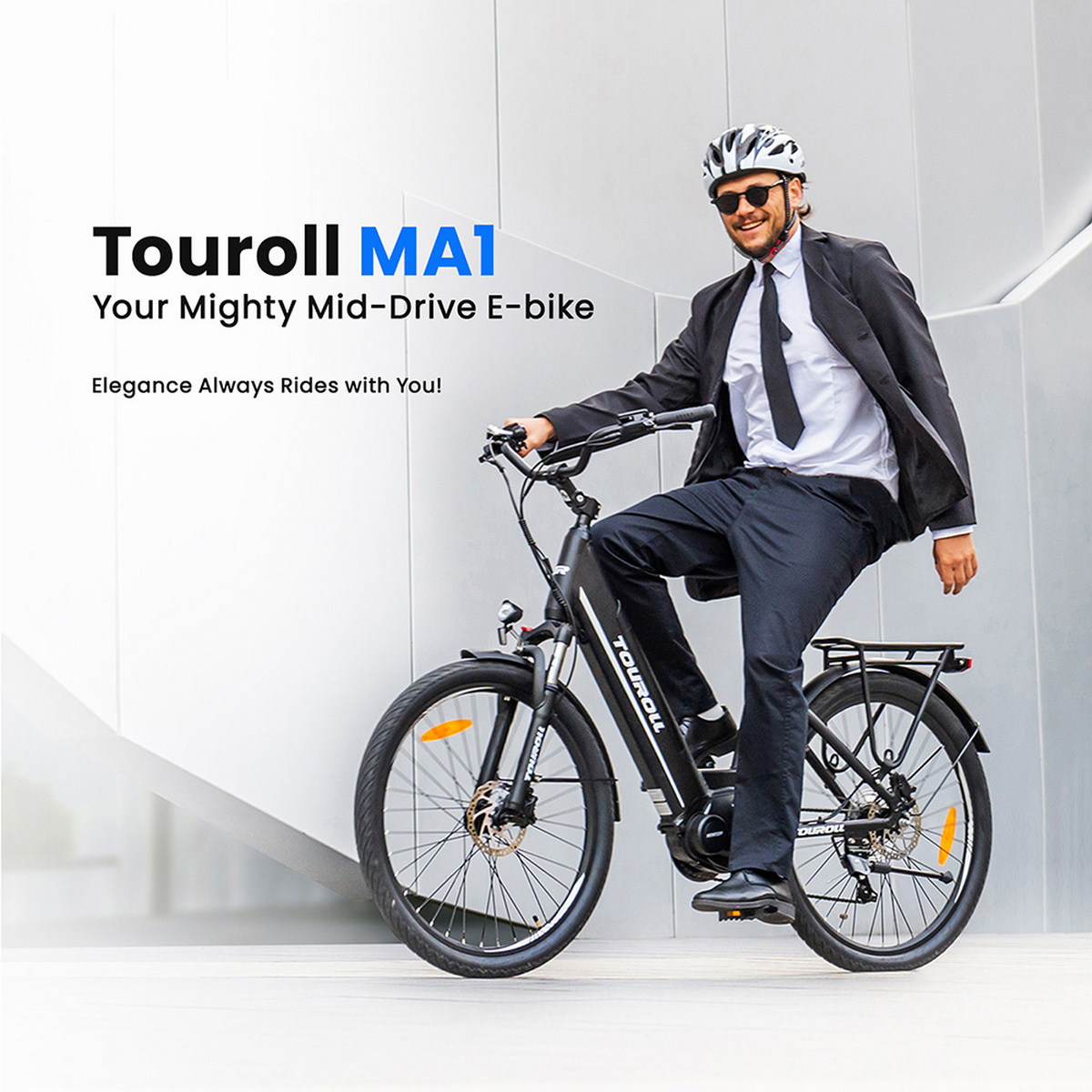 Mężczyzna w garniturze i kasku jedzie na czarnym rowerze elektrycznym. Rower ma markę TOUROLL. Tło to nowoczesny budynek.