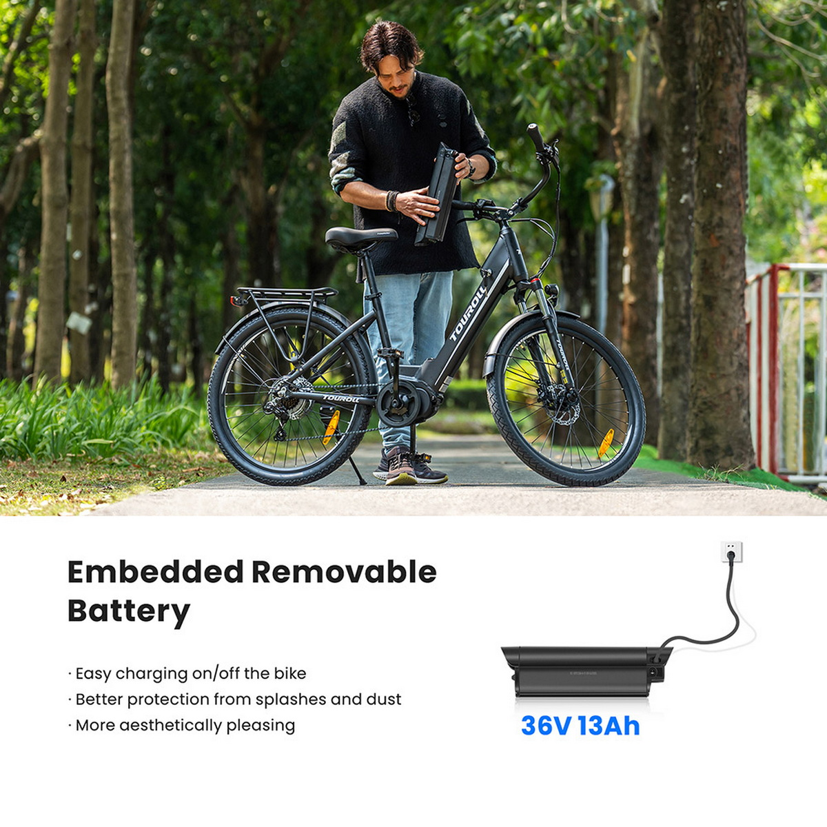 Mężczyzna trzyma baterię w pobliżu czarnego roweru elektrycznego. Rower stoi na ścieżce z drzewami w tle. Bateria ma 36V 13Ah.