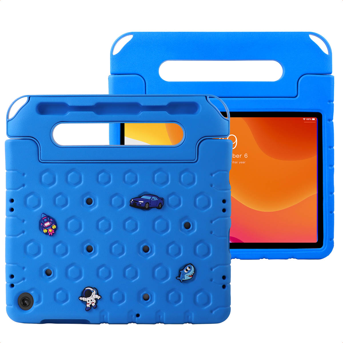 Deux étuis bleus pour tablettes avec poignée. L'un a des autocollants : voiture, fusée, astronaute et requin. Une tablette est visible.